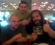 Paste, Petr anda a Roman Krokus K v Rock Caf po skonen koncertu kapely Colp. (10.1.2004)