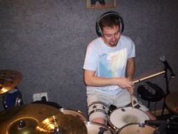 David Šiler - natáčení bicích. Klikni pro větší obrázek v novém okně.